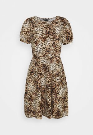 Krótka sukienka w panterkę z bufkami i dopasowaną talią, rozszerzająca się w spódnicę w kształcie litery A.