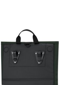 Černá a zelená textilní taška obdélníkového tvaru, opatřená dvěma černými klipy, horním madlem a smyčkou pro další příslušenství.