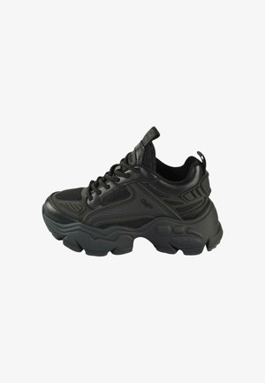 Schwarzer Sportschuh mit einem Obermaterial aus strukturiertem Leder und Mesh, dicker Gummisohle, gepolstertem Kragen und auffälligem Schnürsystem.