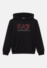 Črni pulover s kapuco z žepom za roke spredaj v slogu kenguruja, vezenim rdečim logotipom "EA7" in napisom "EMPORIO ARMANI". Iz mehkega bombažnega materiala.