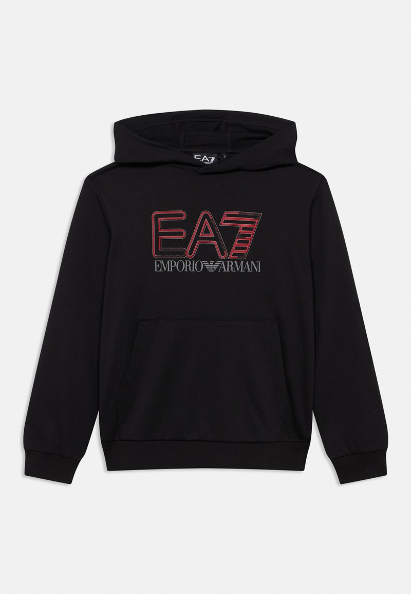 Črni pulover s kapuco z žepom za roke spredaj v slogu kenguruja, vezenim rdečim logotipom "EA7" in napisom "EMPORIO ARMANI". Iz mehkega bombažnega materiala.