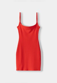 Robe nuisette rouge côtelée avec fines bretelles et silhouette ajustée, présentant une texture lisse et une longueur au genou.