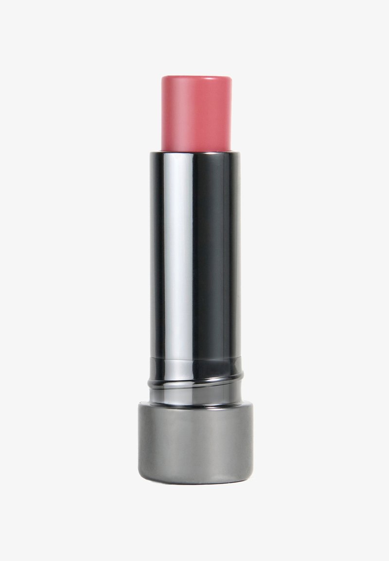 Lippenstift in einer metallisch schwarzen Tube mit einer abgerundeten pinken Mine. Die Tube weist eine glatte, glänzende Oberfläche und einen gerippten Boden auf.