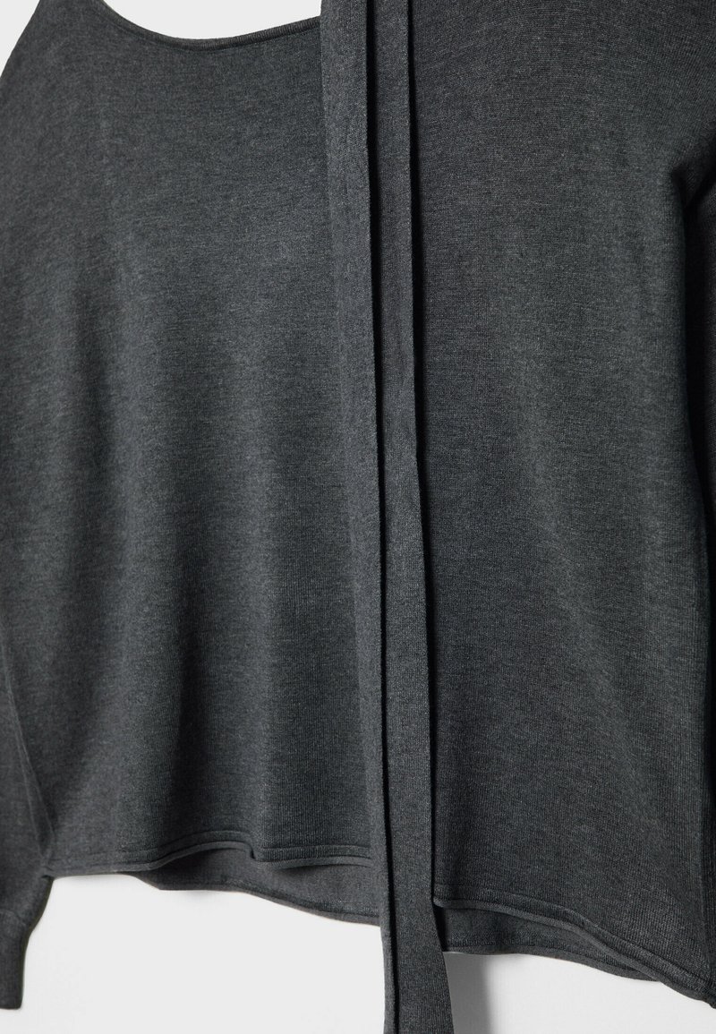 Ciemnoszary sweter z długim rękawem, z dzianiny, z długim pionowym krawatem zwisającym na środku przodu.