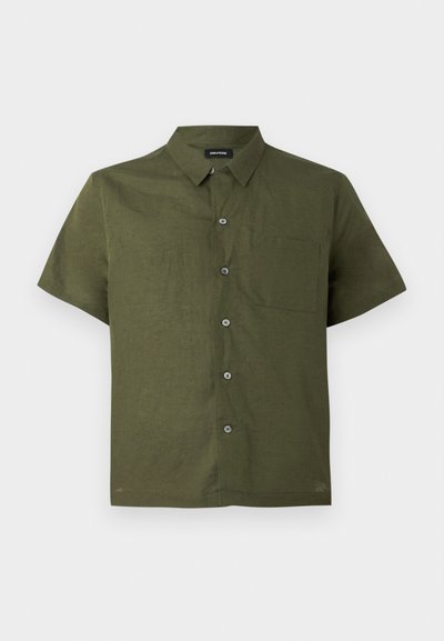 Camicia a maniche corte di un verde oliva scuro, realizzata in tessuto testurizzato; presenta un'apertura con bottoni e una tasca sul petto.