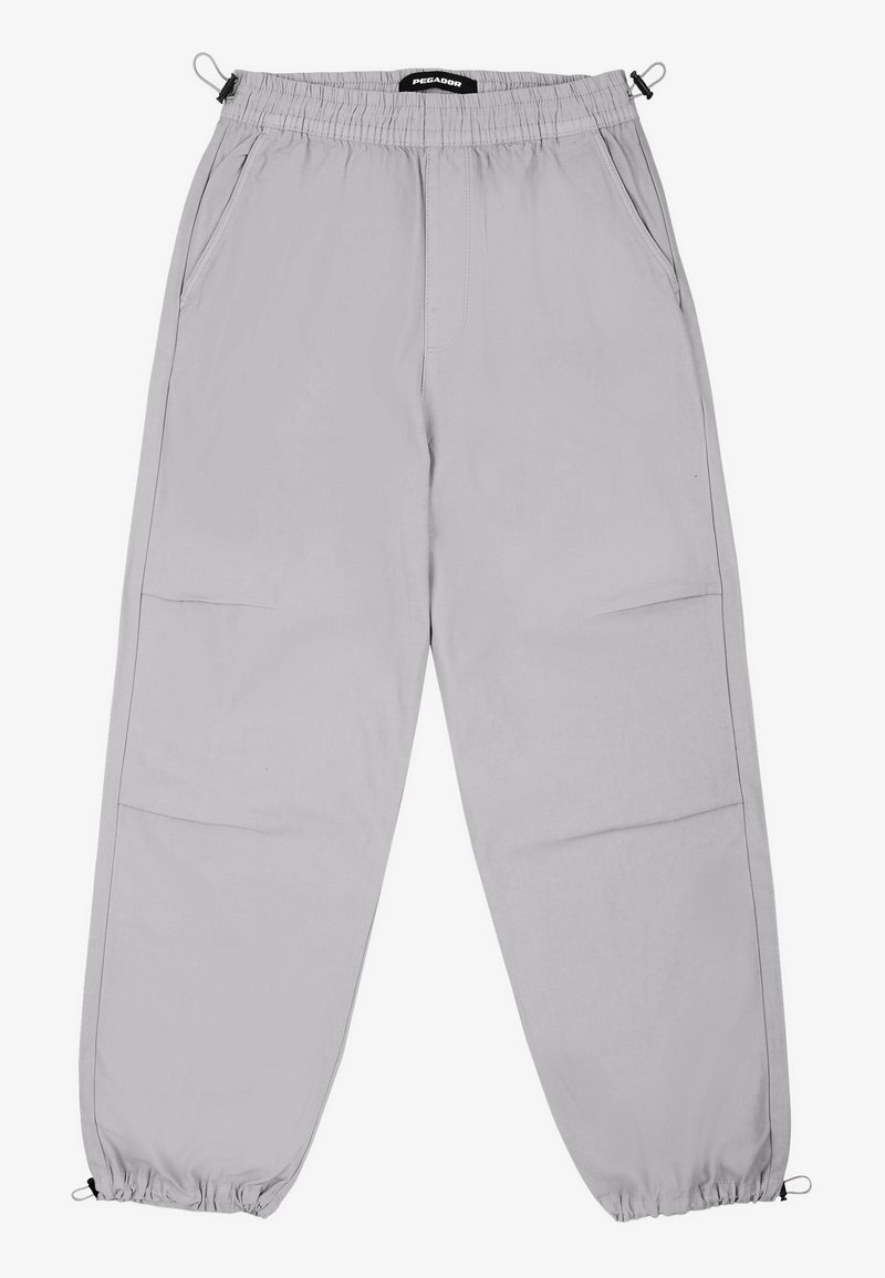 Szare lekkie spodnie z elastycznym paskiem, bocznymi kieszeniami i zwężanymi nogawkami. Gładka tekstura i luźny krój.