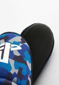 Blå og grå camouflage-mønstrede hjemmesko med en blød stofoverdel. Har en holdbar sort gummisål med en bølget tekstur for godt greb.