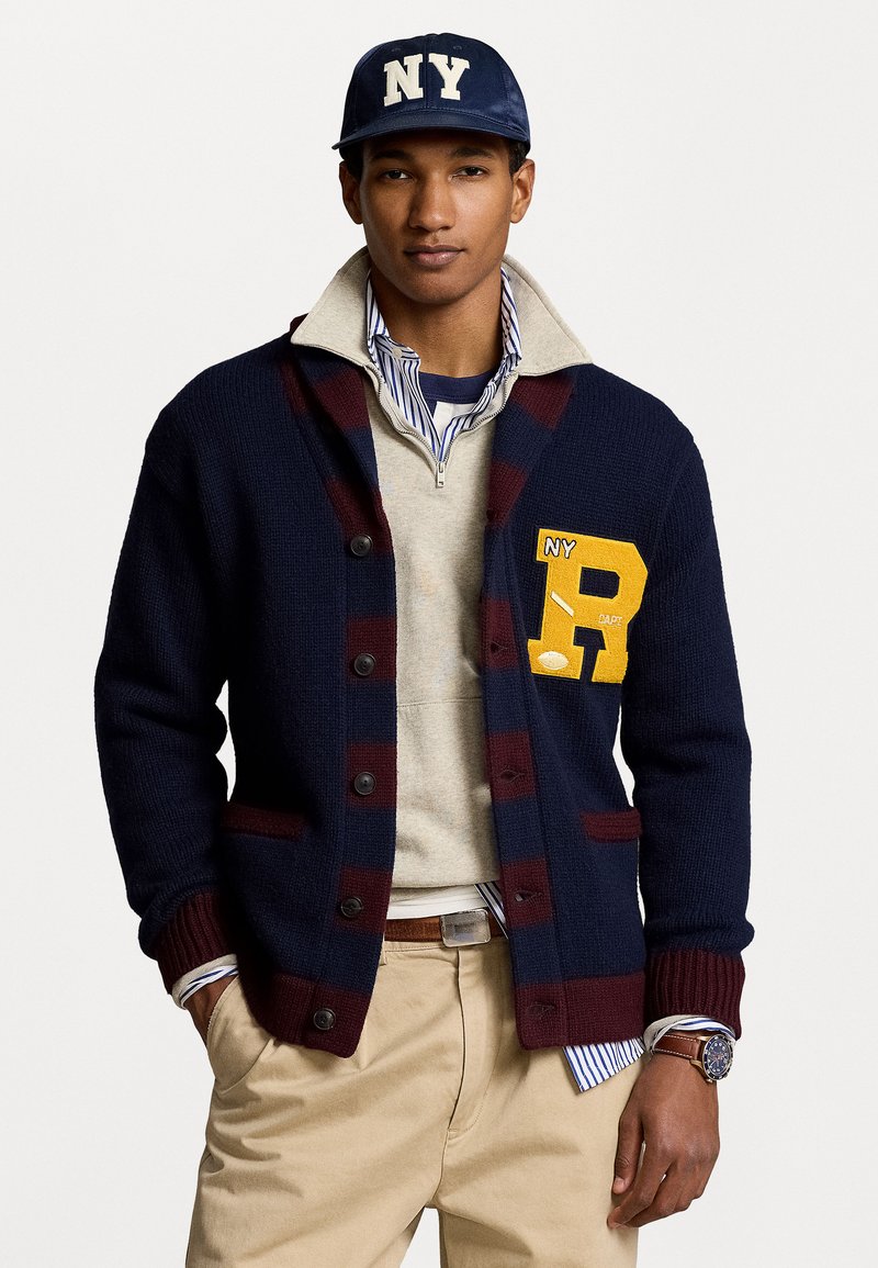 Polo Ralph Lauren - WOOL-BLEND LETTERMAN CARDIGAN - Cardigan - navy combo, Enlarge