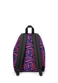 Un sac à dos en tissu bleu marine avec des motifs géométriques roses. Les bretelles noires et la poignée supérieure mettent en valeur son design fonctionnel.