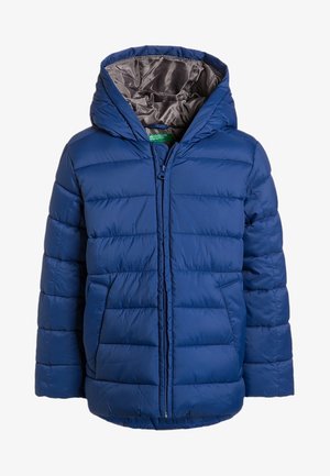 Niebieska pikowana zimowa kurtka z kapturem, z przednim zamkiem błyskawicznym i bocznymi kieszeniami, ocieplana, prezentowana na białym tle.