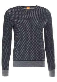 Pull bleu marine avec un motif texturé, manches longues et col rond. Présente un ourlet et des poignets côtelés gris contrastants. Étiquette visible au niveau de l'encolure.