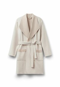 Beżowy szlafrok z dużym kołnierzem, paskiem w talii, długimi rękawami oraz dwiema przednimi kieszeniami z kontrastowym materiałem na krawędziach kieszeni.