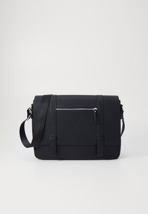 Saco mensageiro preto feito de material liso, com um bolso frontal com zíper, alça ajustável e design minimalista sem marcas visíveis.