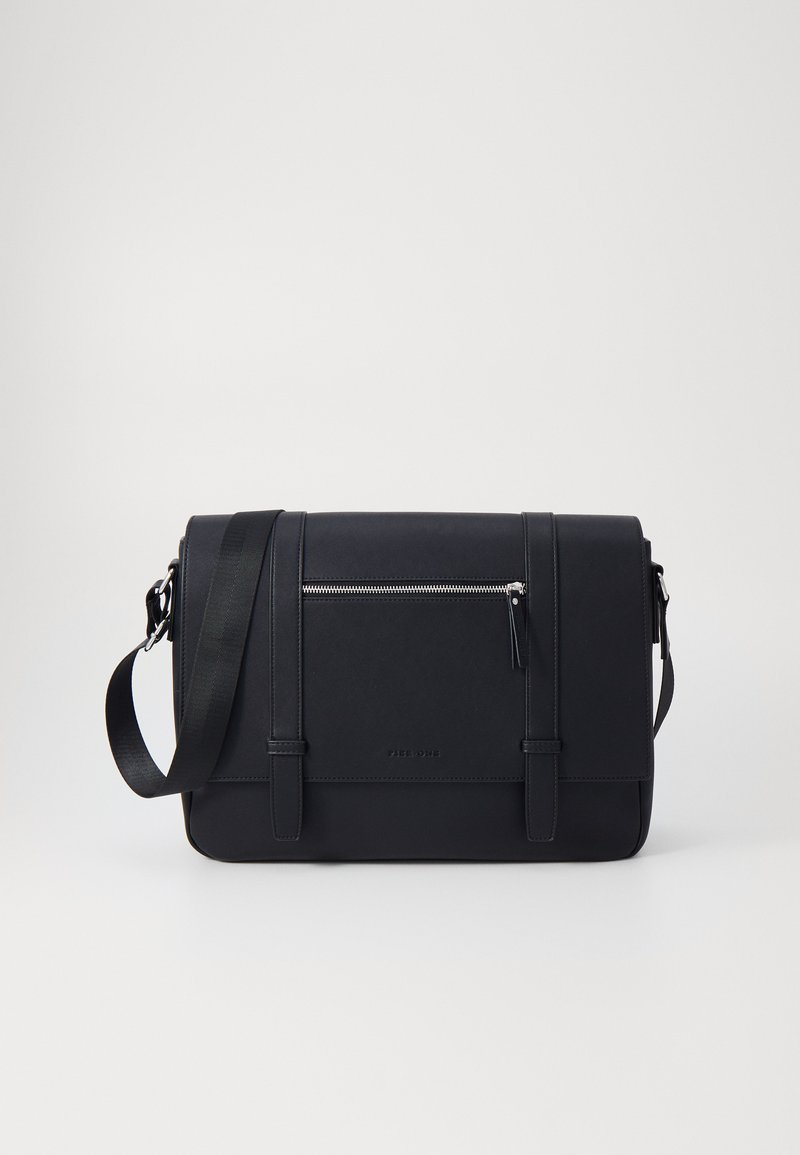 Borsa a tracolla nera realizzata in materiale liscio, con una tasca frontale con zip, tracolla regolabile e design minimalista senza branding visibile.