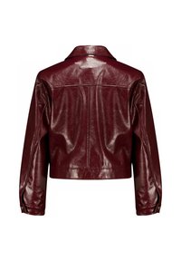 Veste courte en simili cuir bordeaux avec un col, deux coutures au dos et des détails de boutons-pression aux ouvertures des manches. Texture lisse.