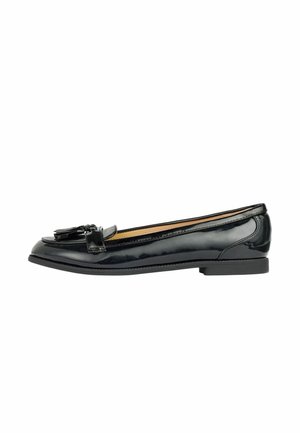 Mocassin en cuir verni noir avec un accent de pampille, semelle plate, bout rond et détails de couture subtils le long des bords. Texture lisse.