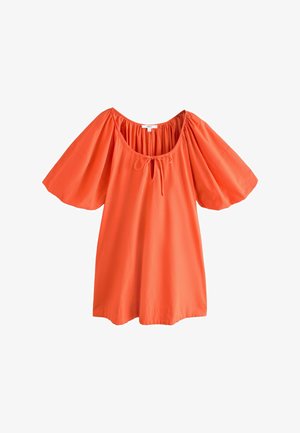 Top scurt cu mânecă scurtă de culoare portocalie strălucitoare, cu un decolteu larg, având un detaliu cu nod în față, fabricat dintr-un material ușor și neted.
