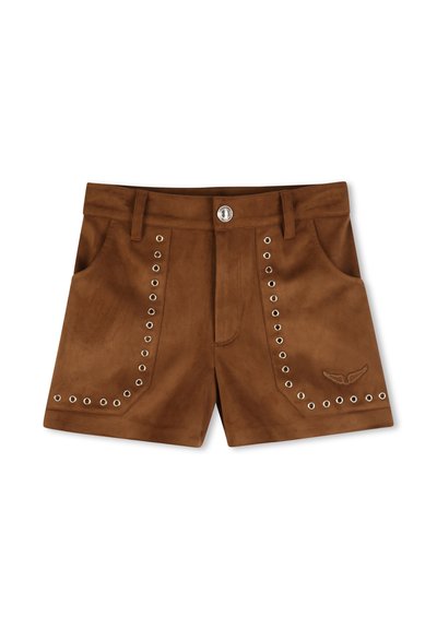Pantaloncini in camoscio marrone con occhielli d'argento che delineano le tasche anteriori e un piccolo emblema a forma di ala sulla tasca destra.
