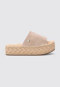 Sandalia estilo slip-on de ante beige con suela de plataforma de yute trenzado y un sutil acento metálico. Strap ancho en la parte delantera para mayor comodidad.
