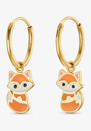 Guldøreringe i hoops design med en charme formet som en ræv, der har orange og hvid emalje, sorte øjne og en glat, blank finish.