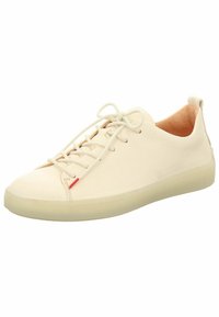 Weißes Leder-Sneaker mit abgerundetem Zehenbereich, Schnürverschluss vorne und kleinem roten Akzent an der Seite. Verfügt über eine leichte, durchsichtige Gummisohle.