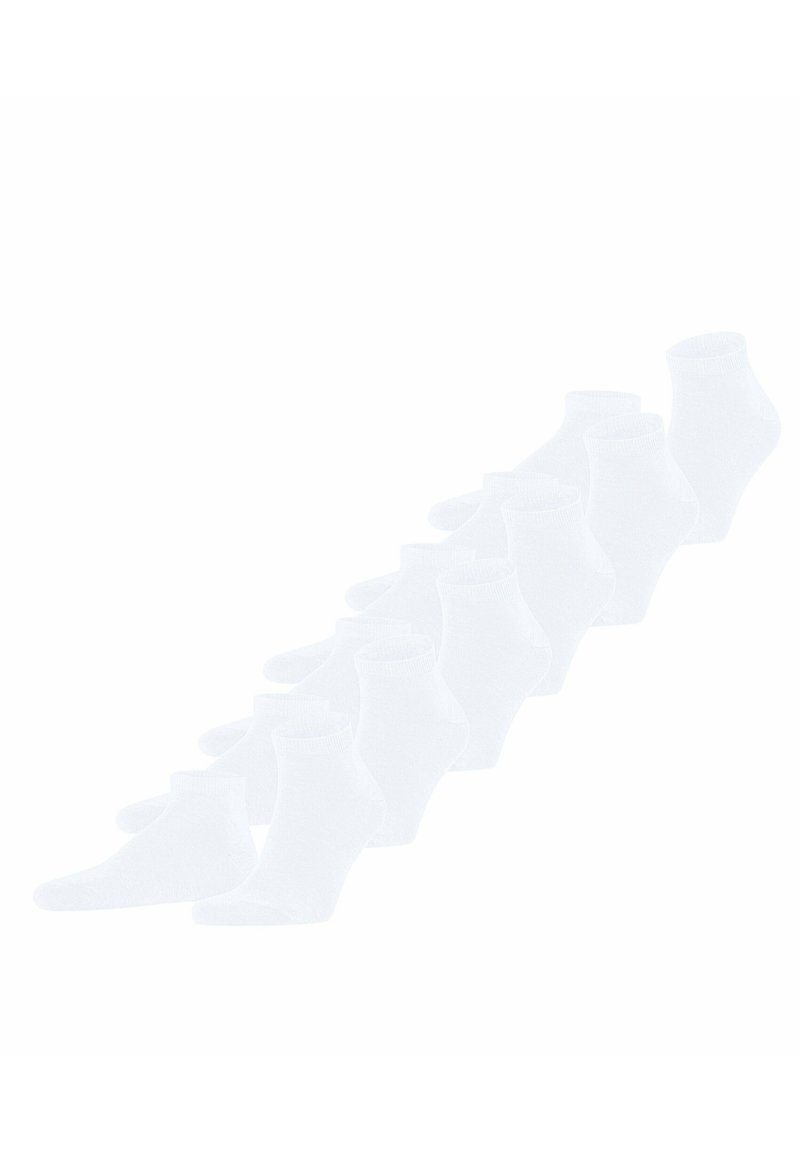 Chaussettes blanches de cheville disposées en dégradé, avec une bordure côtelée et un corps lisse, sans motifs ni détails supplémentaires.
