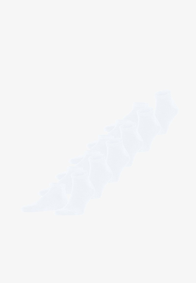 Chaussettes blanches de cheville disposées en dégradé, avec une bordure côtelée et un corps lisse, sans motifs ni détails supplémentaires.