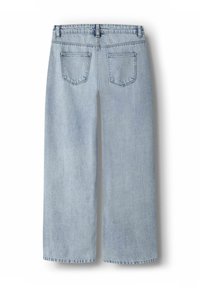 Jean en denim bleu clair avec une coupe droite, doté de deux poches arrière et d'une taille cousue. Le tissu offre une texture lisse.