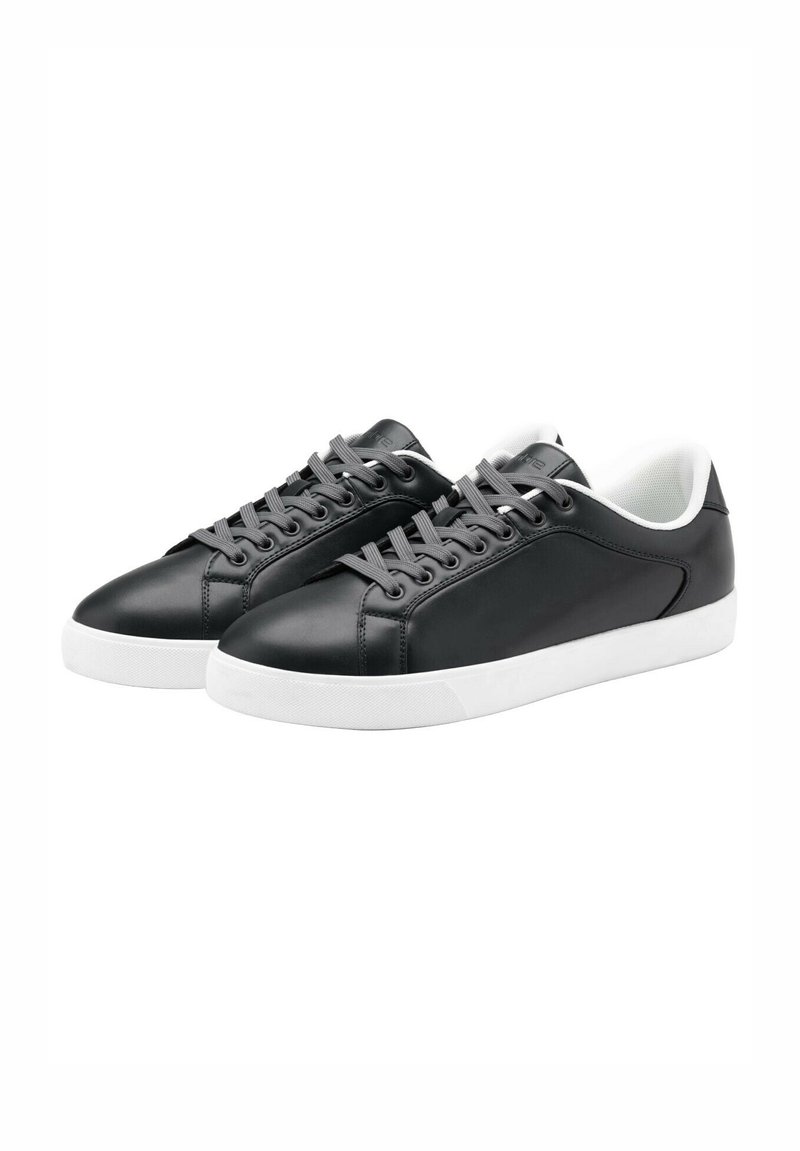 Czarne skórzane sneakersy z szarymi sznurowadłami, okrągłym noskiem i białą gumową podeszwą. Gładka tekstura i minimalistyczny design.