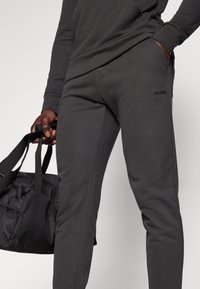 Björn Borg ESSENTIAL SWEATPANTS - Treningo apatinė dalis - pirate black