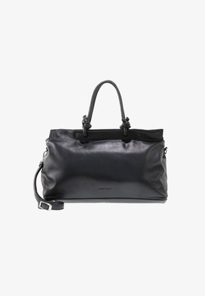 Bolso de mano de cuero negro con dos asas cortas y correa para el hombro desmontable, textura suave, diseño minimalista y detalle sutil del logo.