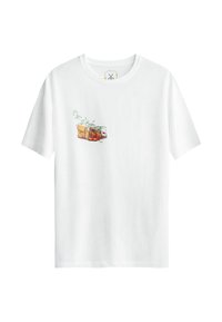 Witte katoenen T-shirt met een kleurrijke grafische print van voedselitems en groen aan de voorkant; ronde hals en korte mouwen.