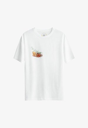 Witte katoenen T-shirt met een kleurrijke grafische print van voedselitems en groen aan de voorkant; ronde hals en korte mouwen.