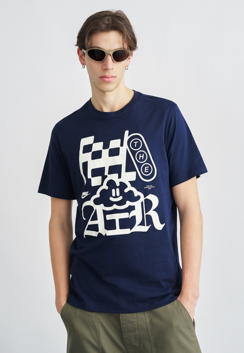 Nike Sportswear TEE CLOUD - Nyomott mintás póló - obsidian