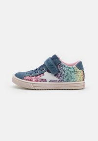 Glitrende blå sneakers med rosa detaljer, hvit stjernedesign og borrelåsrem. Teksturert, multicolor glitrende detalj på siden.