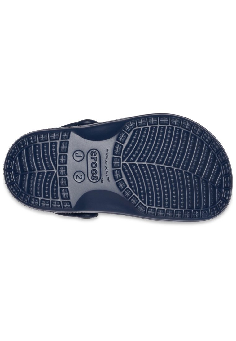 Suola di Crocs blu navy con motivo di battistrada testurizzato e marcature della taglia "J 2" visibili sul fondo.