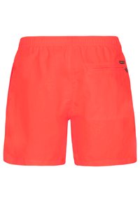 Felrode zwembroek met elastische tailleband en een achterzak met rits aan de rechterkant, gezien van achteren.