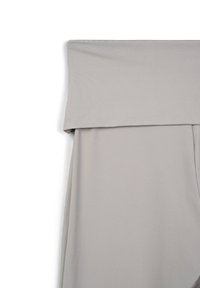 Pantalon en tissu extensible gris clair avec une large ceinture repliée. Texture lisse, design à jambe cintrée, style minimaliste, sans motifs ni embellissements.