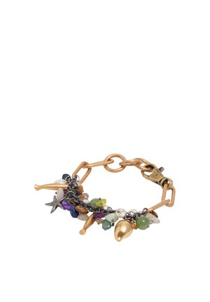 Pulsera de cadena de oro con varios dijes de piedras preciosas coloridas y metal, incluyendo estrella de mar, perlas y formas abstractas sobre fondo blanco.