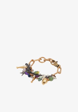 Złota bransoletka łańcuchowa z różnorodnymi kolorowymi kamieniami szlachetnymi i metalowymi zawieszkami, w tym rozgwiazdy, perły oraz abstrakcyjne kształty na białym tle.