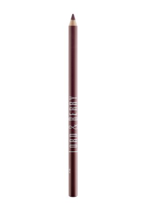 Crayon à lèvres bordeaux avec une pointe aiguisée, arborant une étiquette de marque blanche "LORD & BERRY" sur le côté. Texture en bois lisse.