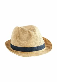 Strohhut in natürlicher Farbe mit einem dunkelblauen Stoffband. Verfügt über eine abgerundete Oberseite und einen leicht geschwungenen Rand zum Sonnenschutz.
