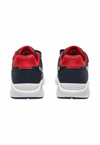 Sneakers blu navy con accenti rossi, collo testurizzato e suola bianca. Parte posteriore imbottita e finitura liscia simile al cuoio.