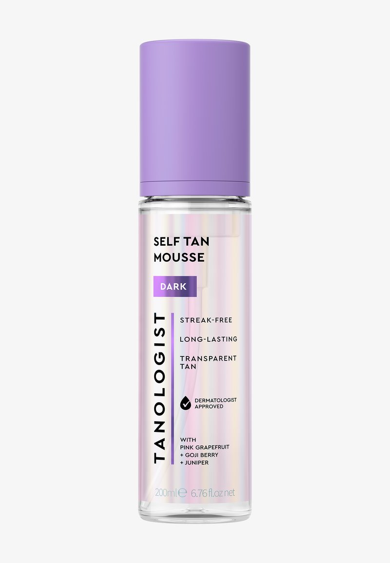 Gennemsigtig flaske med Tanologist selvbrunende mousse med lilla låg mærket mørk, stribefri, langtidsholdbar, gennemsigtig tan og dermatologisk godkendt.