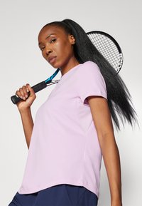 ASICS COURT SS TOP - T-shirt till träning - light ube