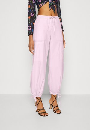 Svetloružové cargo nohavice s elastickým pásom, sťahovacou šnúrkou a dvoma bočnými vreckami. Zúžené manžety s nastaviteľnými šnúrkami. Ľahký materiál.