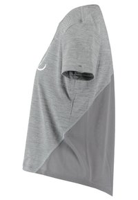 Szary sportowy T-shirt z mieszanki gładkiego materiału i siateczkowych paneli, krótki rękaw oraz zaokrąglony dół z minimalnym logo.