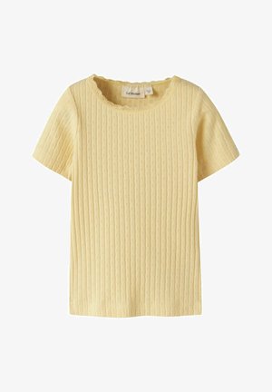 Krótki rękaw bluzka z jasnżółtej dzianiny z teksturowanymi pionowymi paskami i małymi ażurowymi wzorami, z wykończeniem dekoltu w kształcie fali.