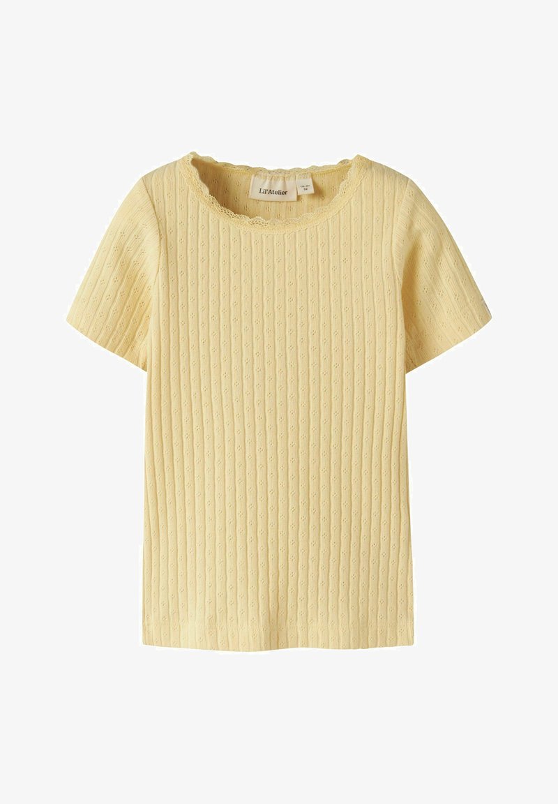 Μπλούζα πλεκτή ανοιχτού κίτρινου χρώματος με κοντά μανίκια, κάθετες υφασμάτινες ρίγες και μικρά σχέδια με τρυπήματα, με διακοσμητική λαιμόκοψη με κυματιστό τελείωμα.
