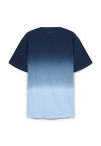 T-shirt con gradiente blu, caratterizzato da maniche corte, scollatura rotonda e una texture liscia, che va dal blu scuro al blu chiaro.